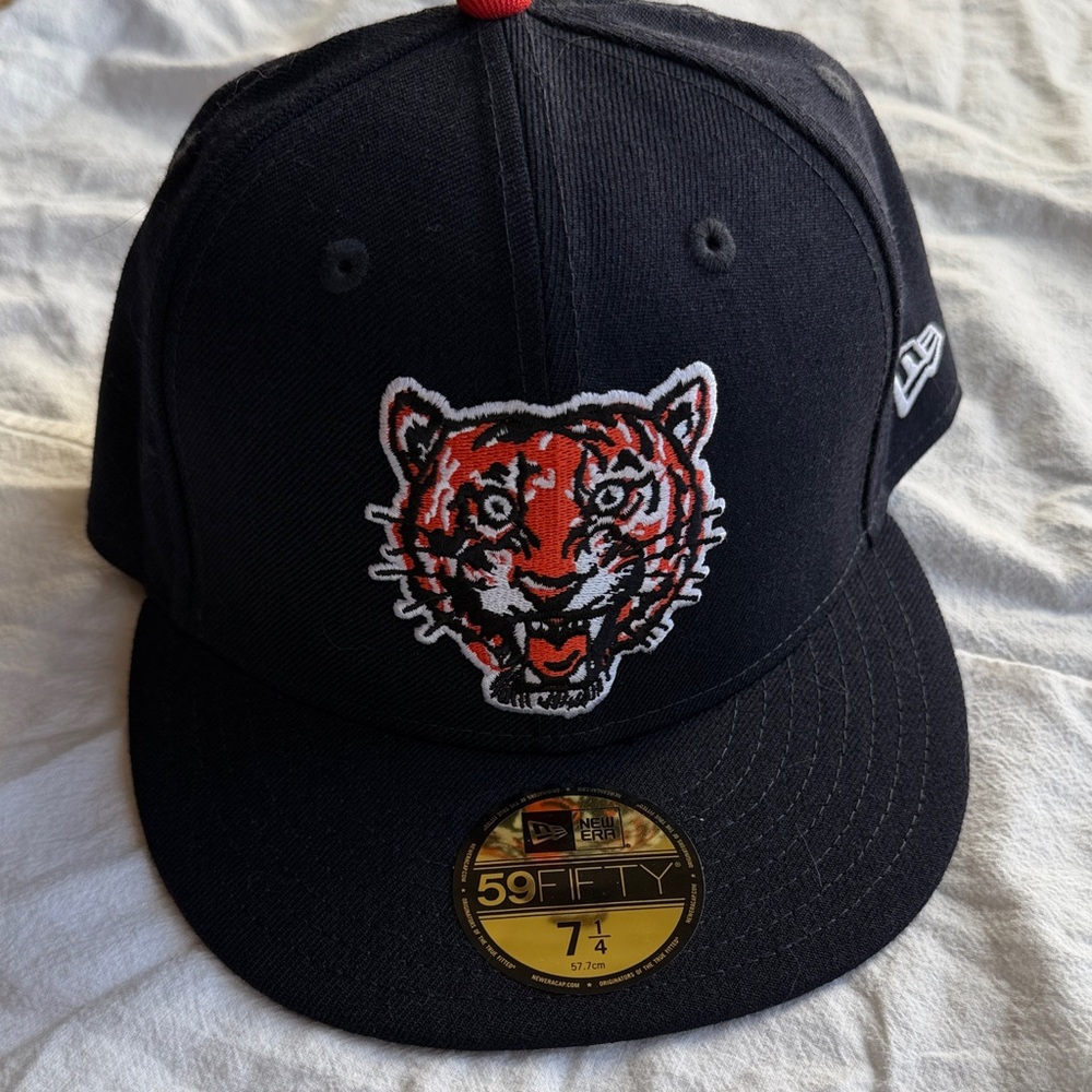 New Era navy Detroit Tigers Cooperstown fitted hat. 7 1/4.